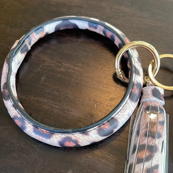 Key ring with wristlet - Picture 2 of 5